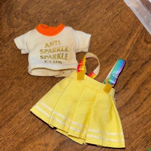 Rainbow High Fashion Studio Avery Styles Fashion Doll Series 1 outfit - Picture 1 of 5